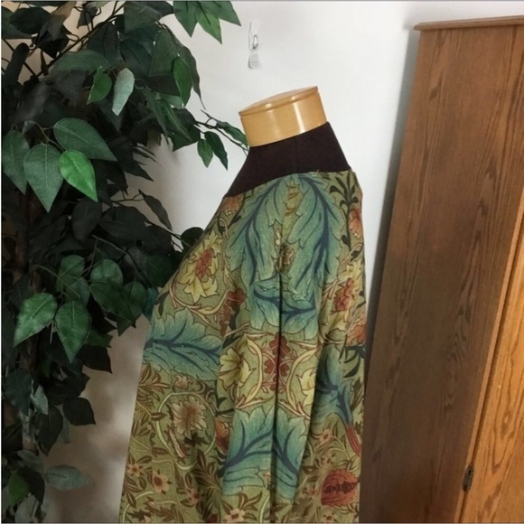 AVENUE blouse Woman’s size 30/32 lettuce edge hem red green embellishment - Picture 4 of 16